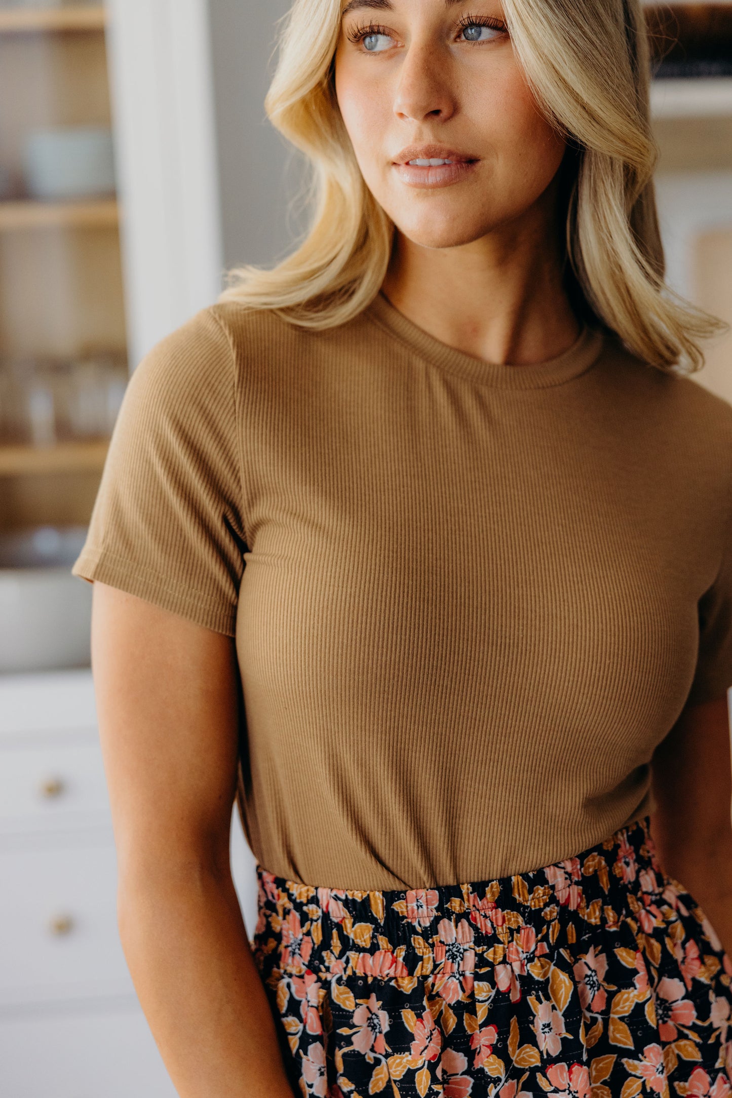 SHORT SLEEVE RIBBED TEE IN CASHEW