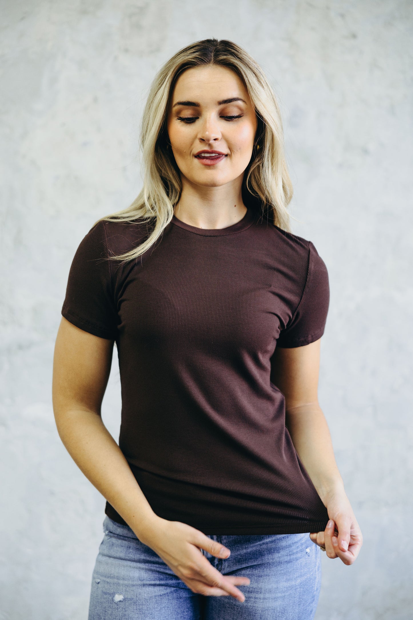 SHORT SLEEVE RIBBED TEE IN EGGPLANT