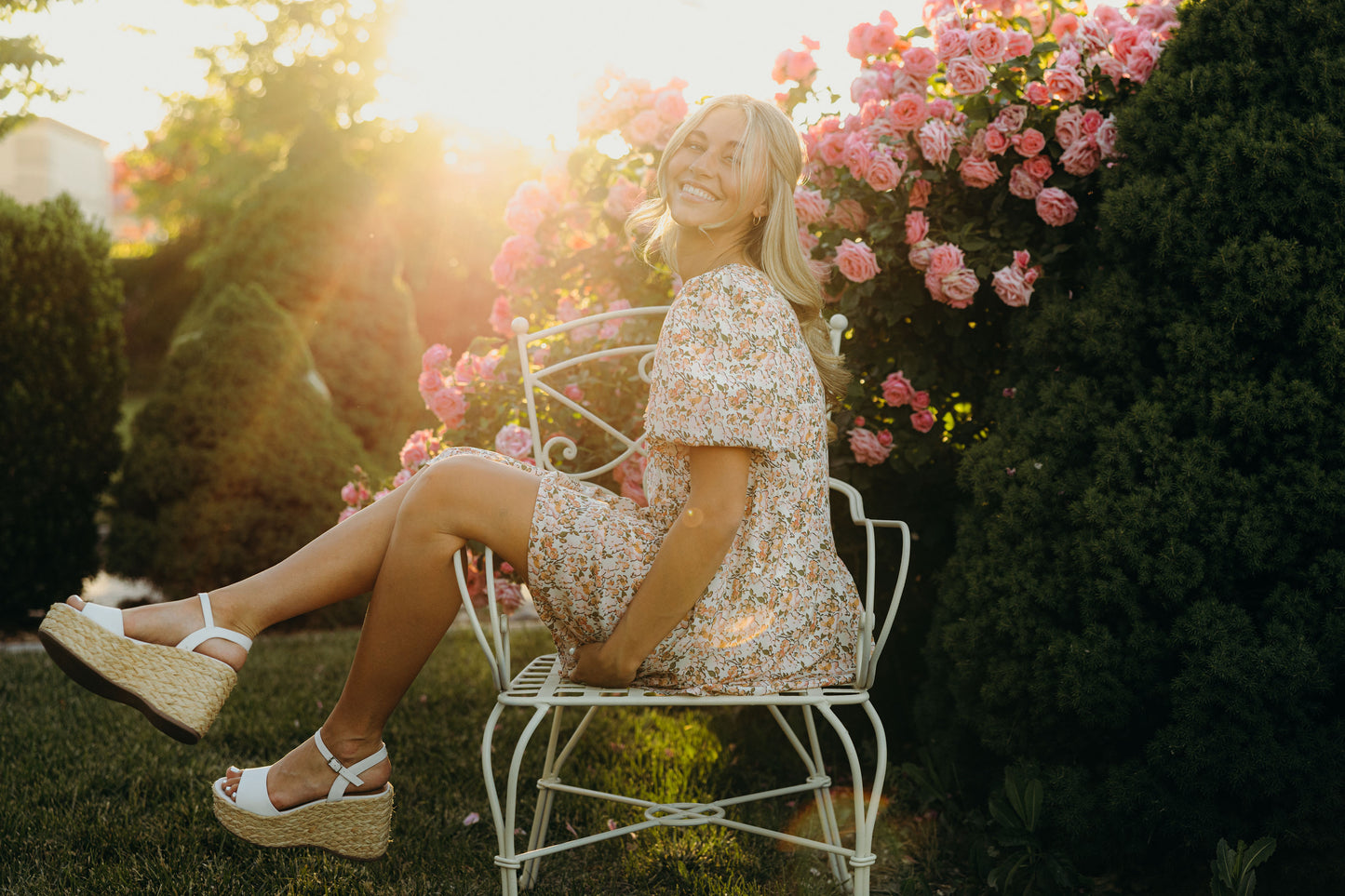Short print dress with puff sleeves.
